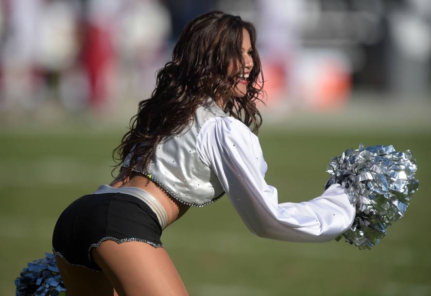 Usa, la cheerleader degli Oakland Raiders Brandi Weiman durante la sua performance (REUTERS)